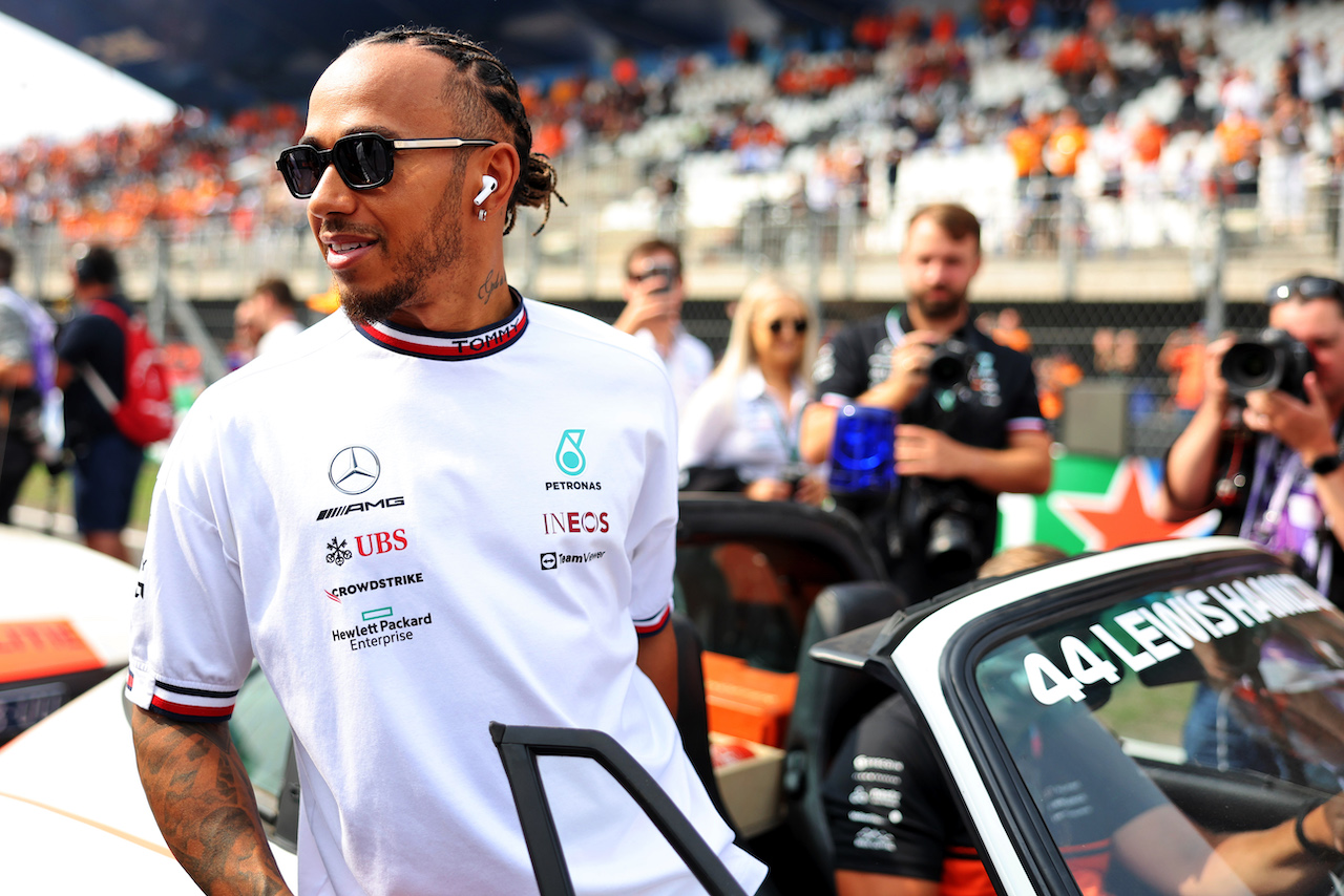 GP OLANDA, Lewis Hamilton (GBR) Mercedes AMG F1 on the drivers parade.
04.09.2022. Formula 1 World Championship, Rd 14, Dutch Grand Prix, Zandvoort, Netherlands, Gara Day.
- www.xpbimages.com, EMail: requests@xpbimages.com © Copyright: Bearne / XPB Images