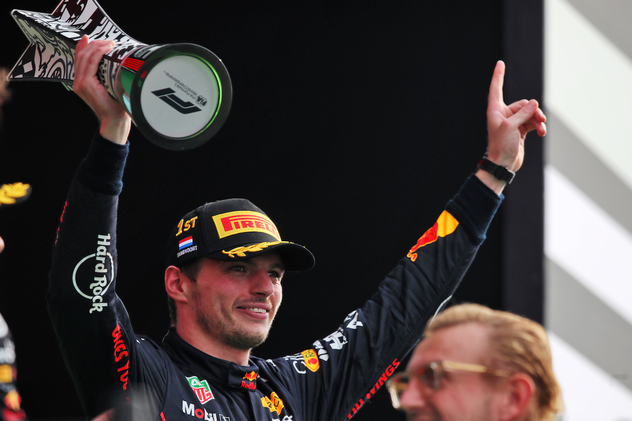 GP OLANDA, Gara winner Max Verstappen (NLD) Red Bull Racing celebrates on the podium.
04.09.2022. Formula 1 World Championship, Rd 14, Dutch Grand Prix, Zandvoort, Netherlands, Gara Day.
 - www.xpbimages.com, EMail: requests@xpbimages.com © Copyright: Coates / XPB Images