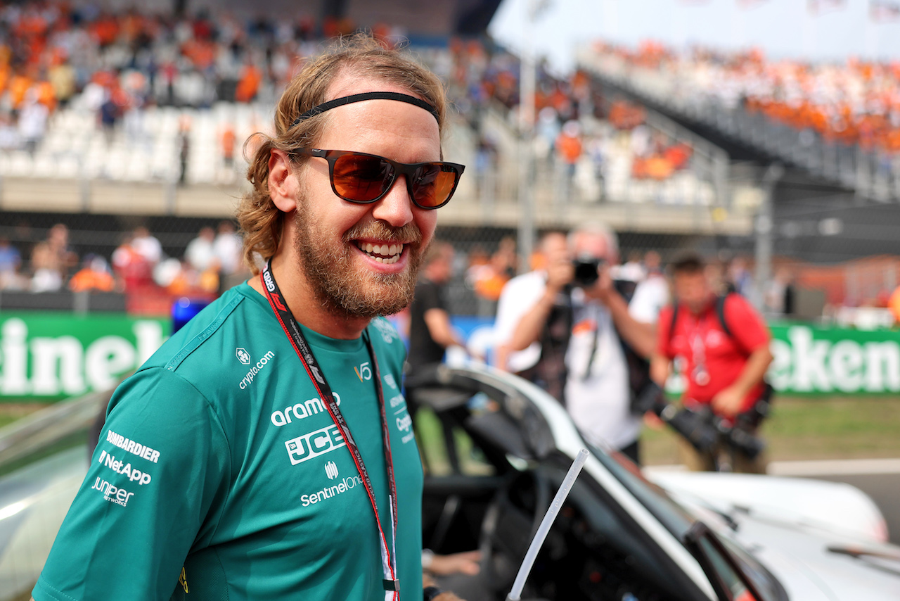 GP OLANDA, Sebastian Vettel (GER) Aston Martin F1 Team on the drivers parade.
04.09.2022. Formula 1 World Championship, Rd 14, Dutch Grand Prix, Zandvoort, Netherlands, Gara Day.
- www.xpbimages.com, EMail: requests@xpbimages.com © Copyright: Bearne / XPB Images