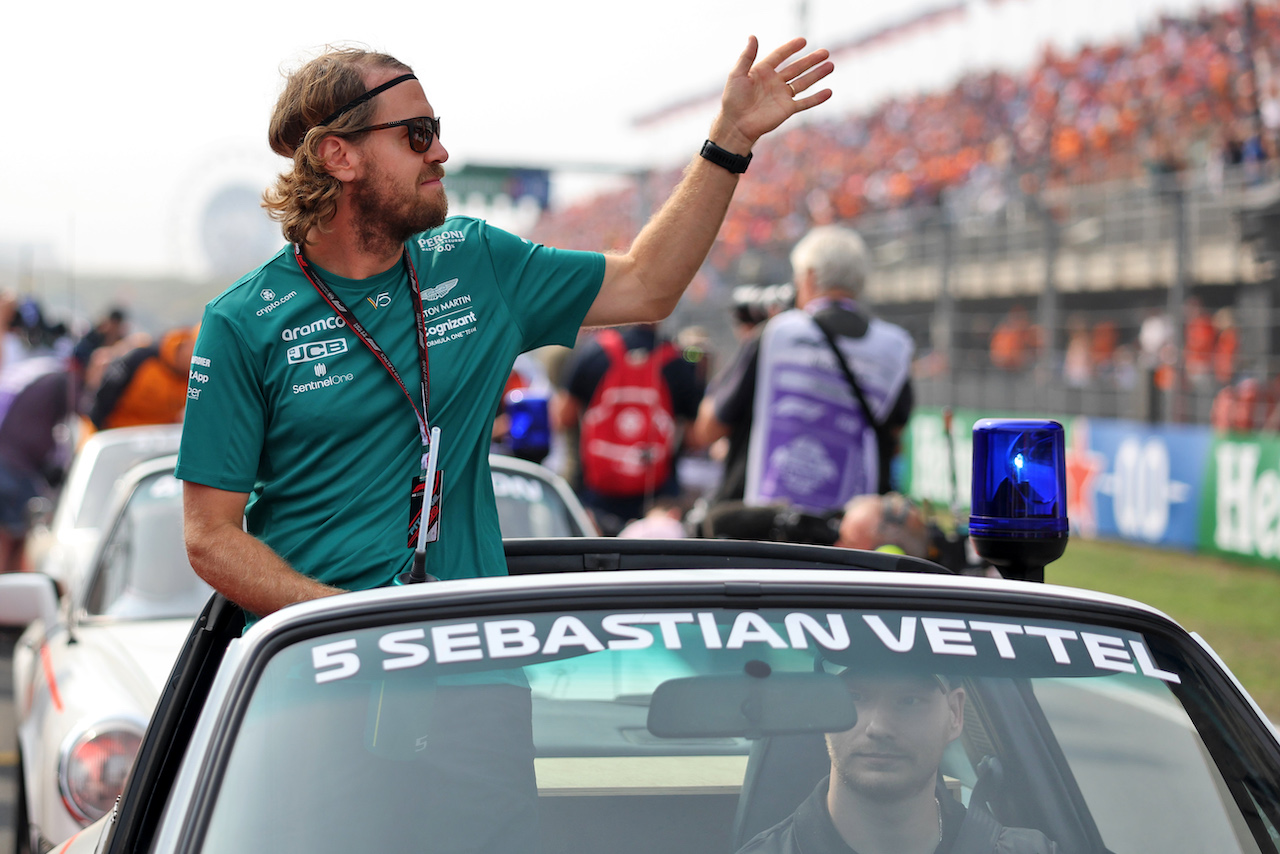 GP OLANDA, Sebastian Vettel (GER) Aston Martin F1 Team on the drivers parade.
04.09.2022. Formula 1 World Championship, Rd 14, Dutch Grand Prix, Zandvoort, Netherlands, Gara Day.
- www.xpbimages.com, EMail: requests@xpbimages.com © Copyright: Bearne / XPB Images