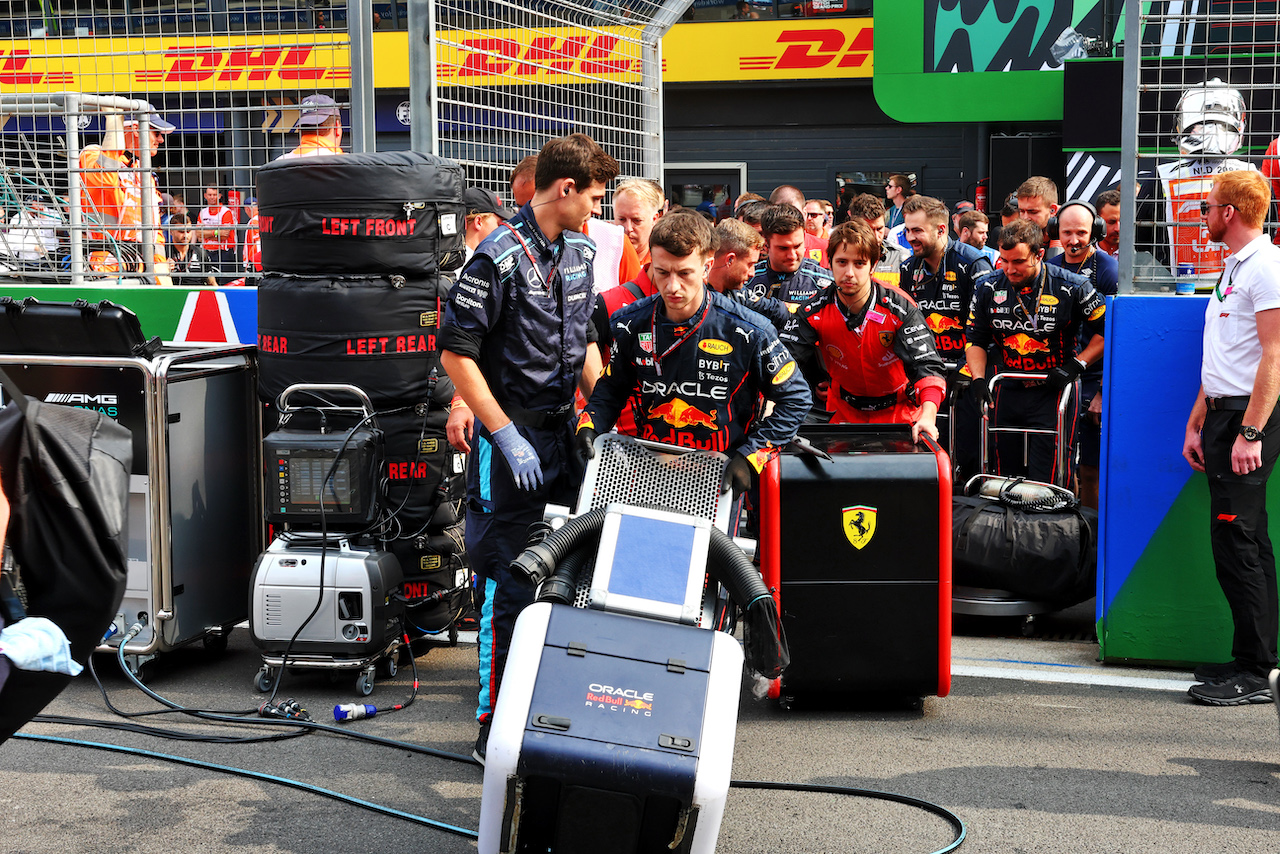 GP OLANDA, Red Bull Racing meccanici enter the grid.
04.09.2022. Formula 1 World Championship, Rd 14, Dutch Grand Prix, Zandvoort, Netherlands, Gara Day.
- www.xpbimages.com, EMail: requests@xpbimages.com © Copyright: Miltenburg / XPB Images