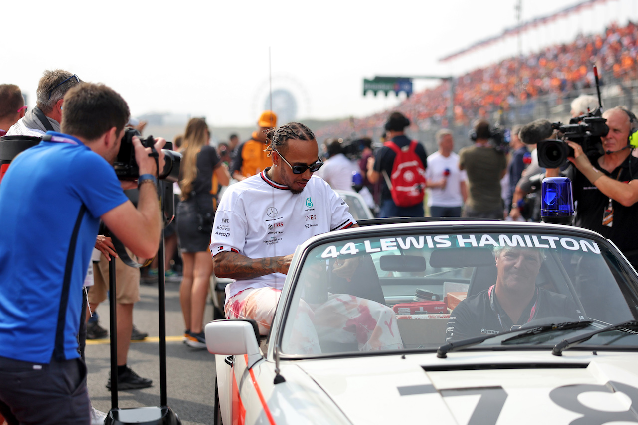 GP OLANDA, Lewis Hamilton (GBR) Mercedes AMG F1 on the drivers parade.
04.09.2022. Formula 1 World Championship, Rd 14, Dutch Grand Prix, Zandvoort, Netherlands, Gara Day.
- www.xpbimages.com, EMail: requests@xpbimages.com © Copyright: Bearne / XPB Images