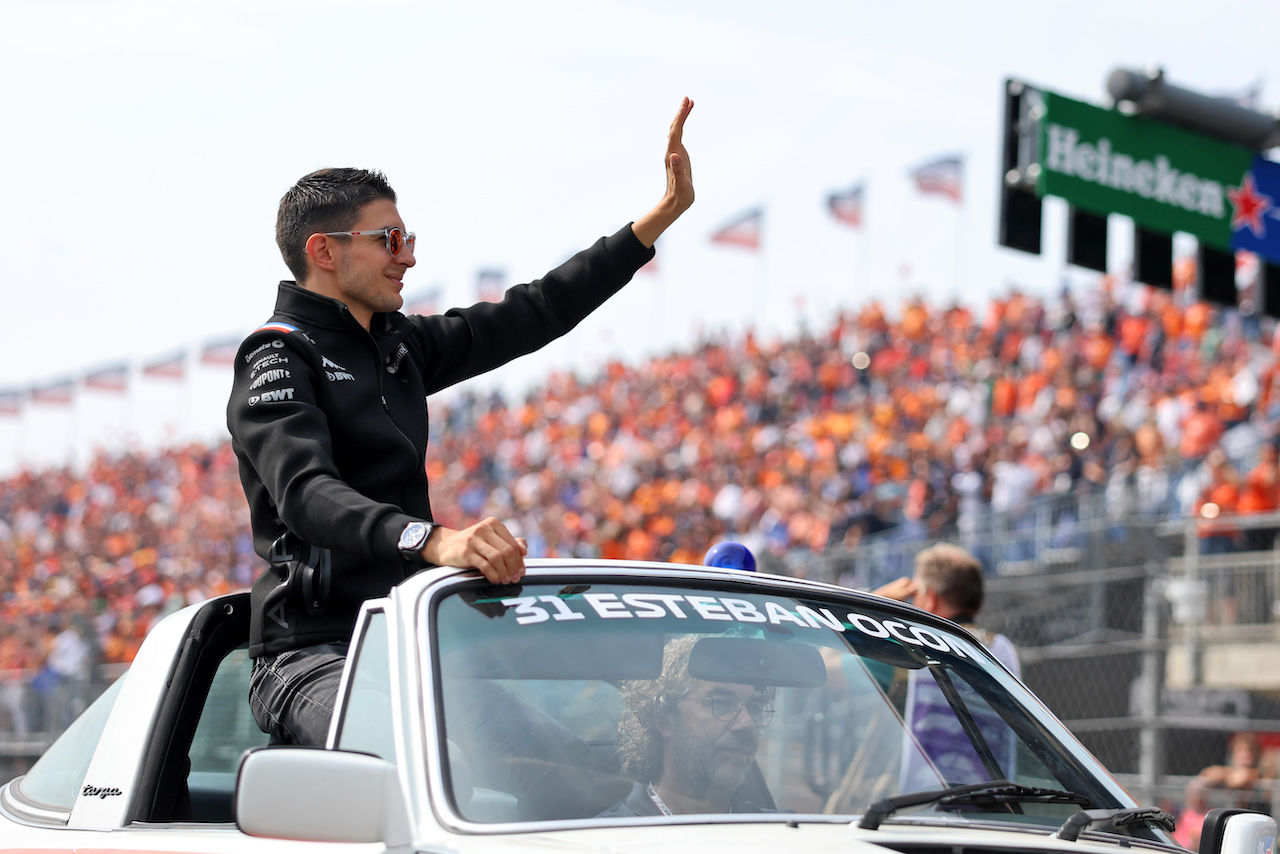 GP OLANDA, Esteban Ocon (FRA) Alpine F1 Team A522 on the drivers parade.
04.09.2022. Formula 1 World Championship, Rd 14, Dutch Grand Prix, Zandvoort, Netherlands, Gara Day.
- www.xpbimages.com, EMail: requests@xpbimages.com © Copyright: Bearne / XPB Images