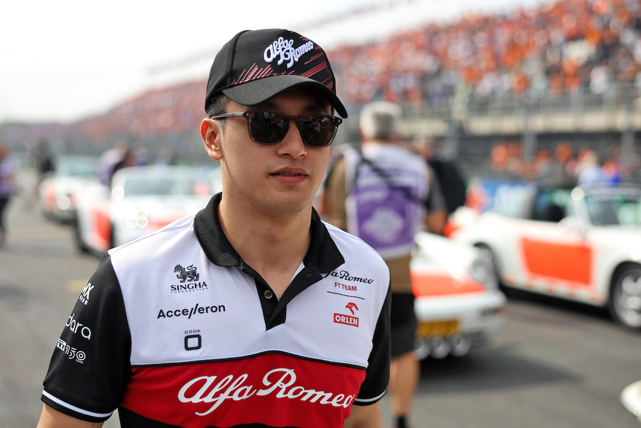 GP OLANDA, Guanyu Zhou (CHN) Alfa Romeo F1 Team on the drivers parade.
04.09.2022. Formula 1 World Championship, Rd 14, Dutch Grand Prix, Zandvoort, Netherlands, Gara Day.
- www.xpbimages.com, EMail: requests@xpbimages.com © Copyright: Bearne / XPB Images