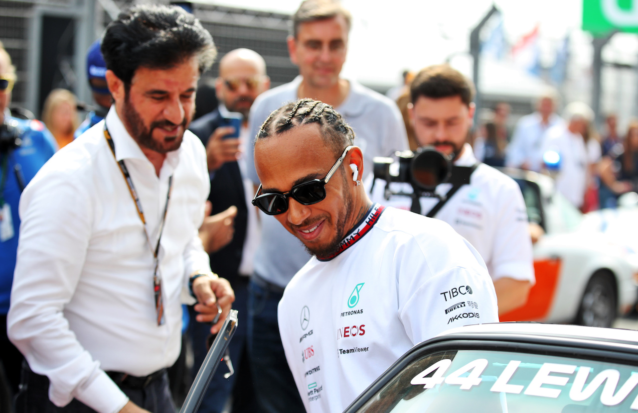 GP OLANDA, (L to R): Mohammed Bin Sulayem (UAE) FIA President with Lewis Hamilton (GBR) Mercedes AMG F1 on the drivers parade.
04.09.2022. Formula 1 World Championship, Rd 14, Dutch Grand Prix, Zandvoort, Netherlands, Gara Day.
 - www.xpbimages.com, EMail: requests@xpbimages.com © Copyright: Coates / XPB Images