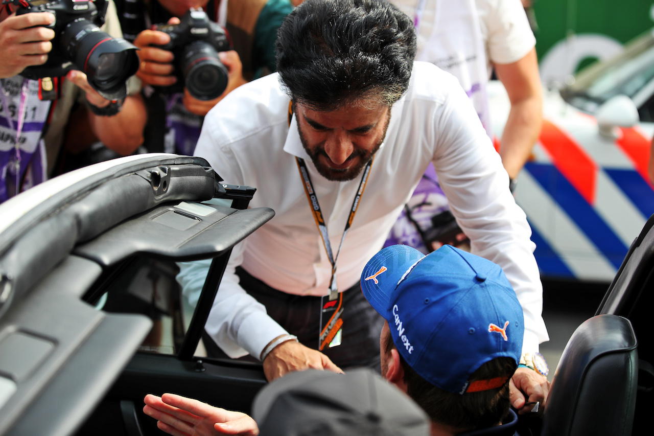 GP OLANDA, Mohammed Bin Sulayem (UAE) FIA President with Sergio Perez (MEX) Red Bull Racing RB18 on the drivers parade.
04.09.2022. Formula 1 World Championship, Rd 14, Dutch Grand Prix, Zandvoort, Netherlands, Gara Day.
 - www.xpbimages.com, EMail: requests@xpbimages.com © Copyright: Coates / XPB Images