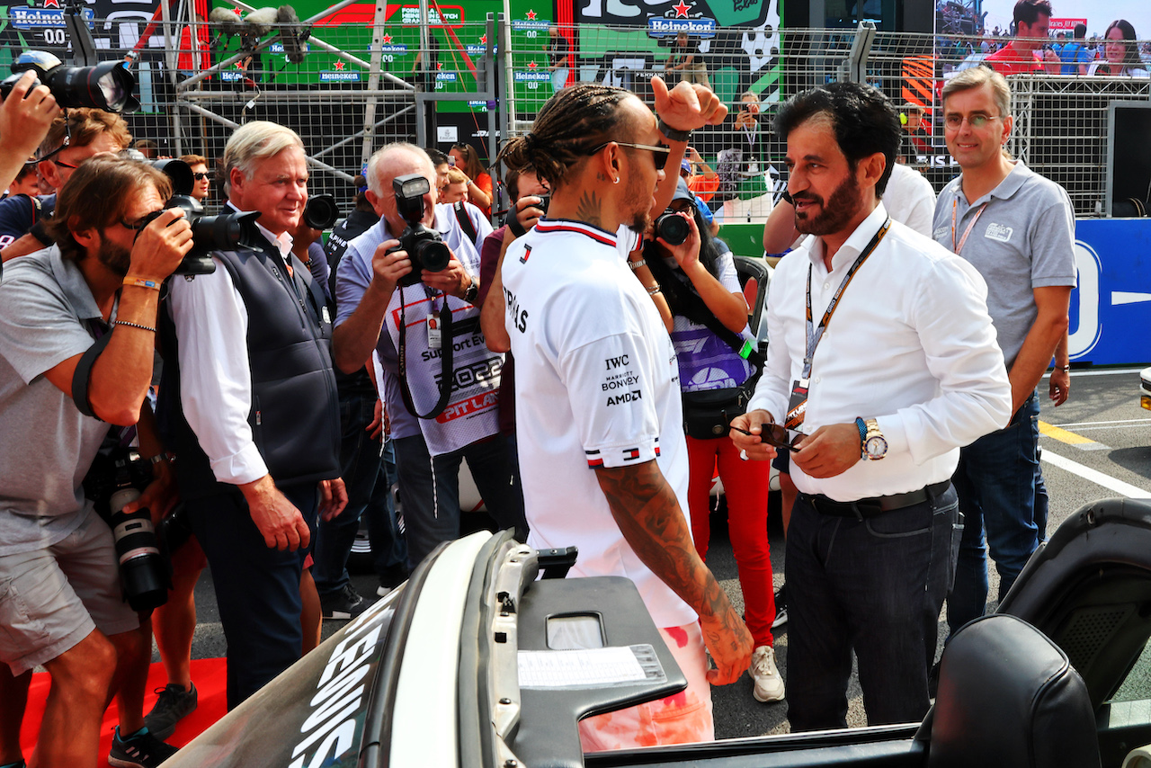 GP OLANDA, (L to R): Lewis Hamilton (GBR) Mercedes AMG F1 with Mohammed Bin Sulayem (UAE) FIA President on the drivers parade.
04.09.2022. Formula 1 World Championship, Rd 14, Dutch Grand Prix, Zandvoort, Netherlands, Gara Day.
- www.xpbimages.com, EMail: requests@xpbimages.com © Copyright: Miltenburg / XPB Images