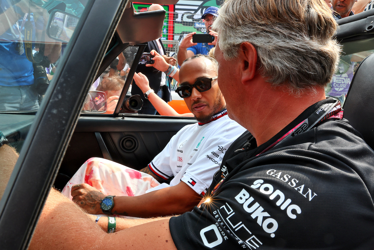GP OLANDA, Lewis Hamilton (GBR) Mercedes AMG F1 on the drivers parade.
04.09.2022. Formula 1 World Championship, Rd 14, Dutch Grand Prix, Zandvoort, Netherlands, Gara Day.
- www.xpbimages.com, EMail: requests@xpbimages.com © Copyright: Miltenburg / XPB Images