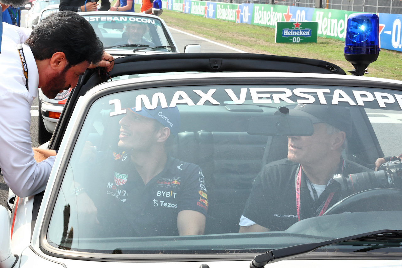 GP OLANDA, (L to R): Mohammed Bin Sulayem (UAE) FIA President with Max Verstappen (NLD) Red Bull Racing on the drivers parade.
04.09.2022. Formula 1 World Championship, Rd 14, Dutch Grand Prix, Zandvoort, Netherlands, Gara Day.
- www.xpbimages.com, EMail: requests@xpbimages.com © Copyright: Miltenburg / XPB Images