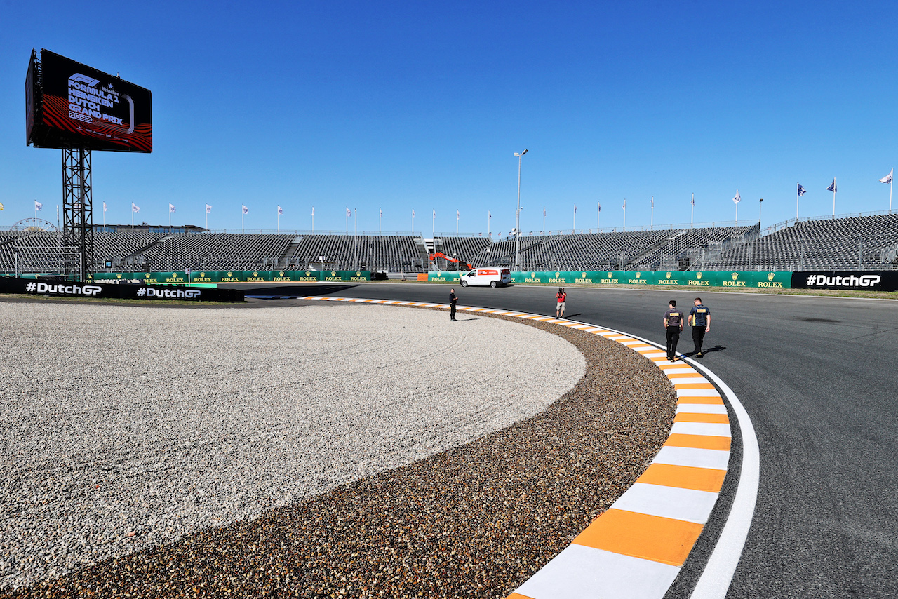 GP OLANDA, Circuit Atmosfera - turn 12 fake gravel run off.
01.09.2022. Formula 1 World Championship, Rd 14, Dutch Grand Prix, Zandvoort, Netherlands, Preparation Day.
- www.xpbimages.com, EMail: requests@xpbimages.com © Copyright: Moy / XPB Images