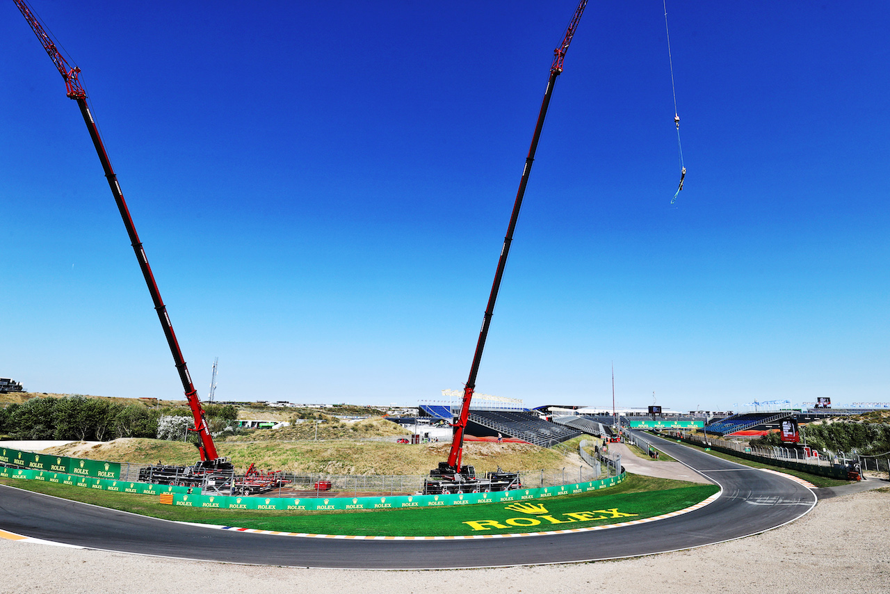 GP OLANDA, Circuit Atmosfera - large cranes to remove cars from the track.
01.09.2022. Formula 1 World Championship, Rd 14, Dutch Grand Prix, Zandvoort, Netherlands, Preparation Day.
- www.xpbimages.com, EMail: requests@xpbimages.com © Copyright: Moy / XPB Images