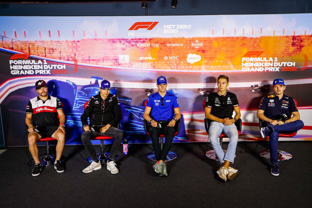 GP OLANDA, (L to R): Valtteri Bottas (FIN) Alfa Romeo F1 Team; Esteban Ocon (FRA) Alpine F1 Team; Mick Schumacher (GER) Haas F1 Team; George Russell (GBR) Mercedes AMG F1; e Max Verstappen (NLD) Red Bull Racing, in the FIA Press Conference.
01.09.2022. Formula 1 World Championship, Rd 14, Dutch Grand Prix, Zandvoort, Netherlands, Preparation Day.
- www.xpbimages.com, EMail: requests@xpbimages.com © Copyright: XPB Images