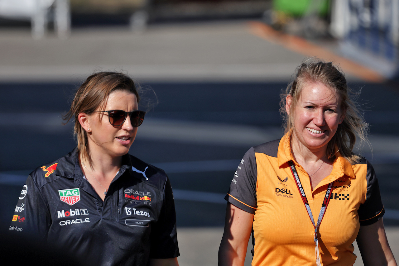 GP OLANDA, (L to R): Kat Farmer (GBR) Red Bull Racing Technical Partnerships Manager with Sophie Ogg (GBR) McLaren Communications Director.
01.09.2022. Formula 1 World Championship, Rd 14, Dutch Grand Prix, Zandvoort, Netherlands, Preparation Day.
- www.xpbimages.com, EMail: requests@xpbimages.com © Copyright: Bearne / XPB Images