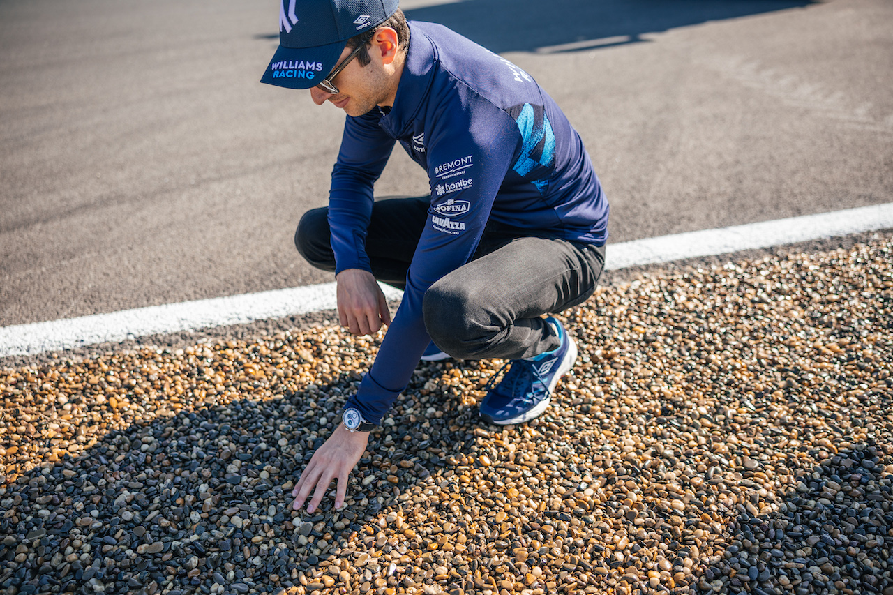 GP OLANDA, Nicholas Latifi (CDN) Williams Racing inspects the turn 12 fake gravel run off.
01.09.2022. Formula 1 World Championship, Rd 14, Dutch Grand Prix, Zandvoort, Netherlands, Preparation Day.
- www.xpbimages.com, EMail: requests@xpbimages.com © Copyright: Bearne / XPB Images