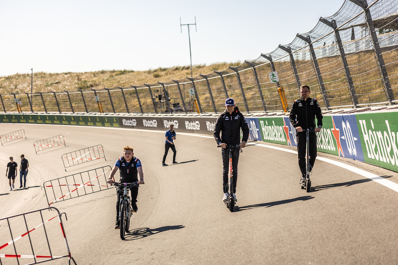 GP OLANDA, Esteban Ocon (FRA) Alpine F1 Team rides the circuit with the team.
01.09.2022. Formula 1 World Championship, Rd 14, Dutch Grand Prix, Zandvoort, Netherlands, Preparation Day.
- www.xpbimages.com, EMail: requests@xpbimages.com © Copyright: Bearne / XPB Images