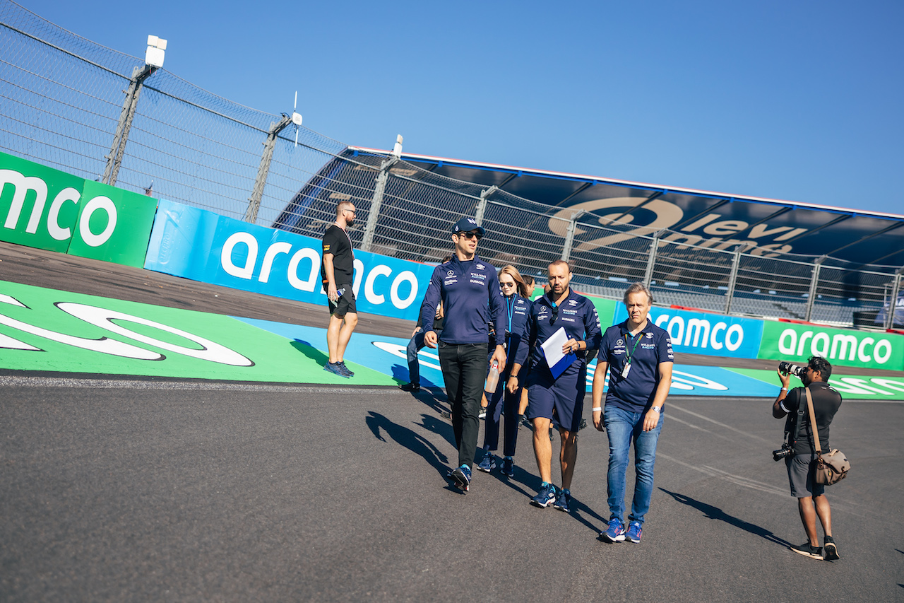 GP OLANDA, Nicholas Latifi (CDN) Williams Racing walks the circuit with the team.
01.09.2022. Formula 1 World Championship, Rd 14, Dutch Grand Prix, Zandvoort, Netherlands, Preparation Day.
- www.xpbimages.com, EMail: requests@xpbimages.com © Copyright: Bearne / XPB Images