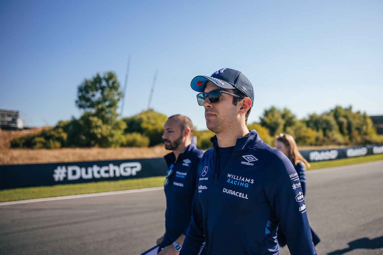 GP OLANDA, Nicholas Latifi (CDN) Williams Racing walks the circuit with the team.
01.09.2022. Formula 1 World Championship, Rd 14, Dutch Grand Prix, Zandvoort, Netherlands, Preparation Day.
- www.xpbimages.com, EMail: requests@xpbimages.com © Copyright: Bearne / XPB Images