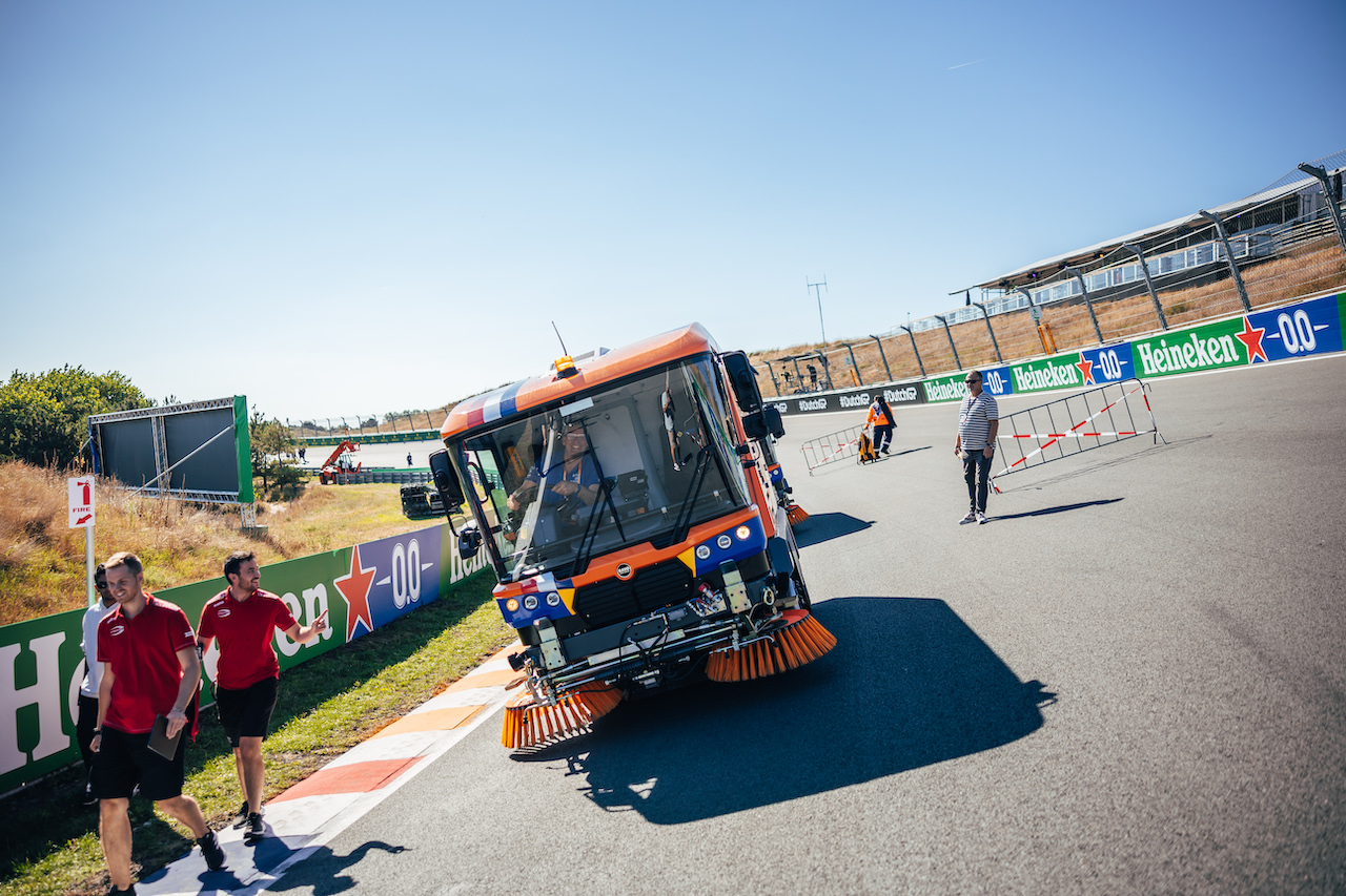 GP OLANDA, Circuit Atmosfera - circuit sweeper.
01.09.2022. Formula 1 World Championship, Rd 14, Dutch Grand Prix, Zandvoort, Netherlands, Preparation Day.
- www.xpbimages.com, EMail: requests@xpbimages.com © Copyright: Bearne / XPB Images