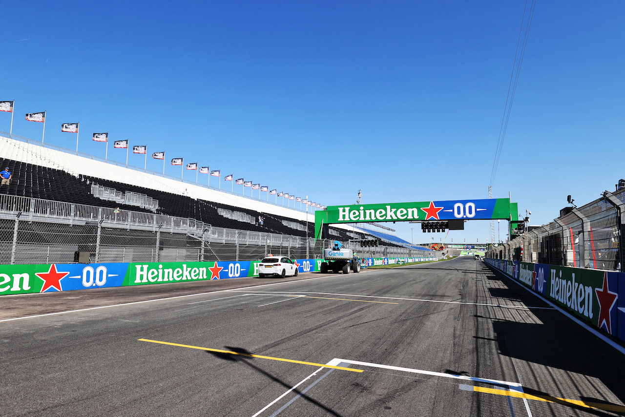 GP OLANDA, Circuit Atmosfera - partenza / finish straight.
01.09.2022. Formula 1 World Championship, Rd 14, Dutch Grand Prix, Zandvoort, Netherlands, Preparation Day.
- www.xpbimages.com, EMail: requests@xpbimages.com © Copyright: Moy / XPB Images