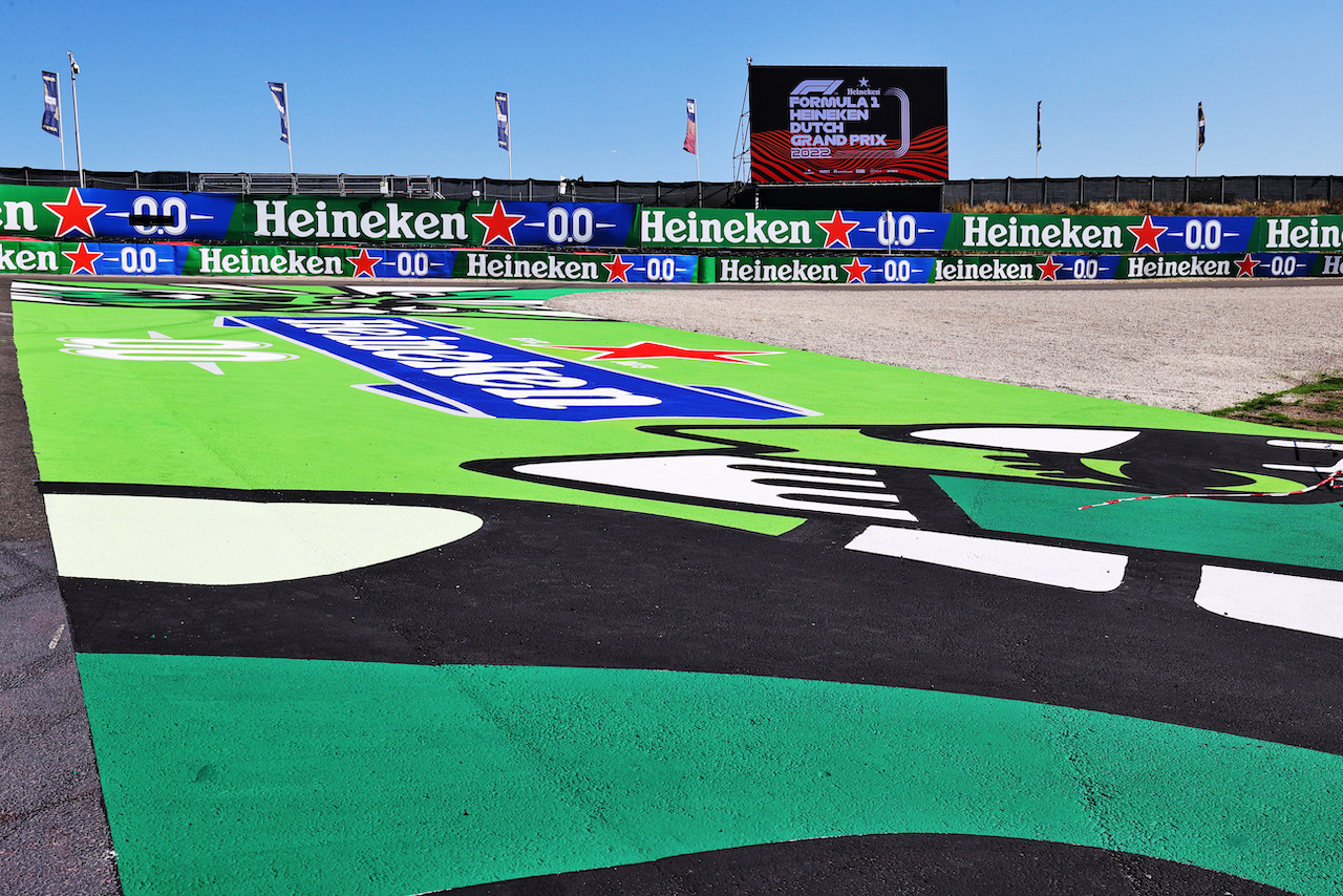GP OLANDA, Circuit Atmosfera - Heineken branding trackside.
01.09.2022. Formula 1 World Championship, Rd 14, Dutch Grand Prix, Zandvoort, Netherlands, Preparation Day.
- www.xpbimages.com, EMail: requests@xpbimages.com © Copyright: Moy / XPB Images