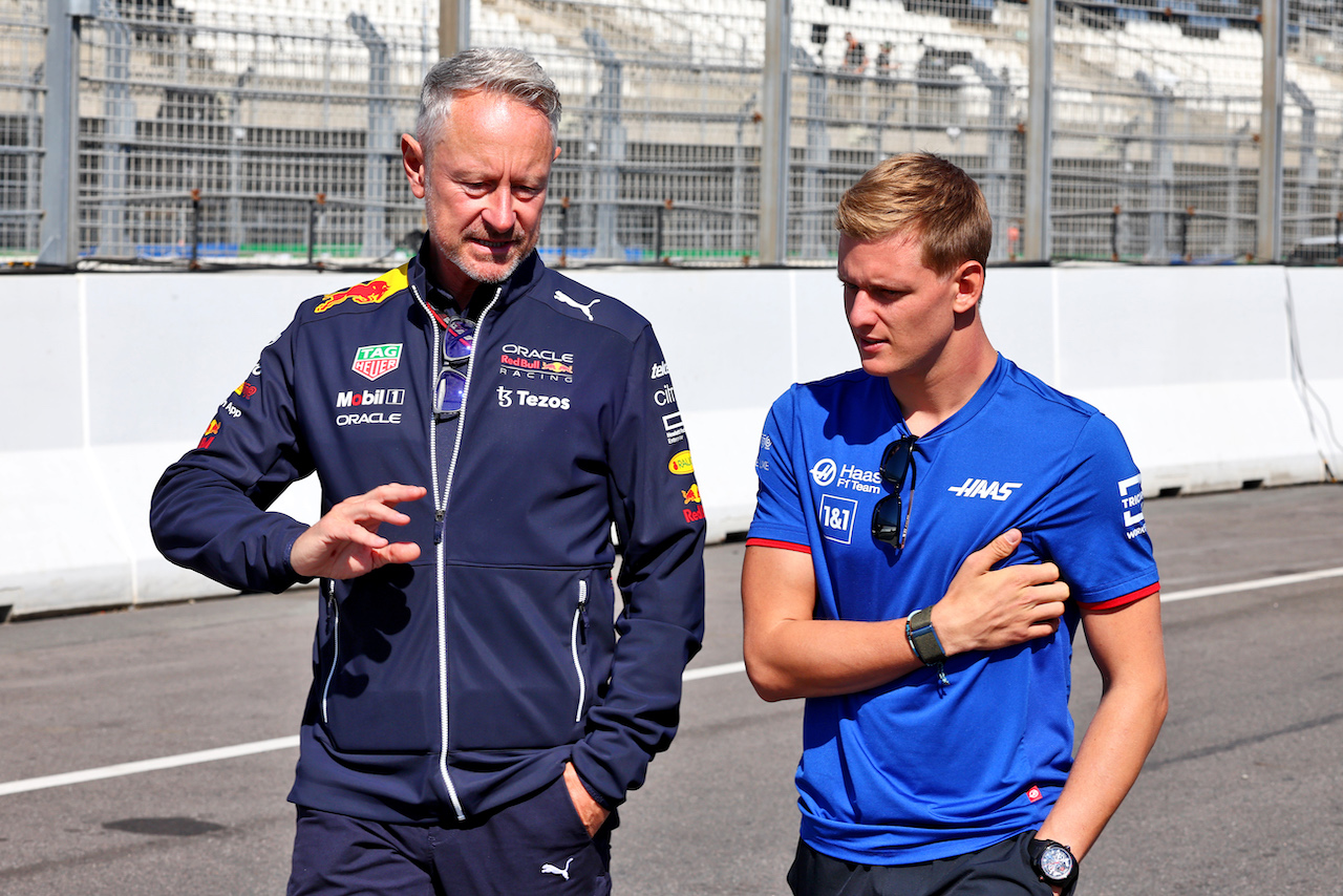 GP OLANDA, (L to R): Jonathan Wheatley (GBR) Red Bull Racing Team Manager with Mick Schumacher (GER) Haas F1 Team.
01.09.2022. Formula 1 World Championship, Rd 14, Dutch Grand Prix, Zandvoort, Netherlands, Preparation Day.
- www.xpbimages.com, EMail: requests@xpbimages.com © Copyright: Batchelor / XPB Images