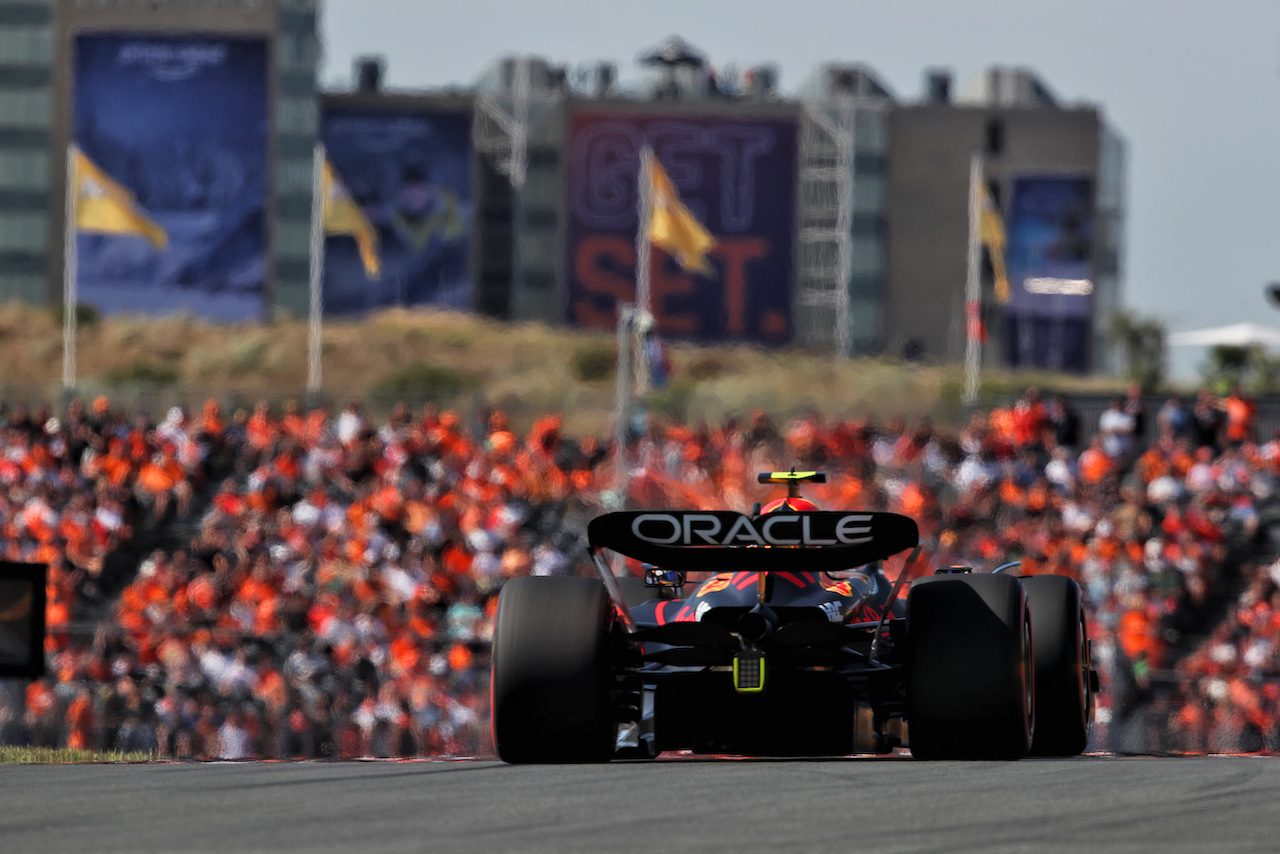 GP OLANDA, Sergio Perez (MEX) Red Bull Racing RB18.
03.09.2022. Formula 1 World Championship, Rd 14, Dutch Grand Prix, Zandvoort, Netherlands, Qualifiche Day.
 - www.xpbimages.com, EMail: requests@xpbimages.com © Copyright: Coates / XPB Images