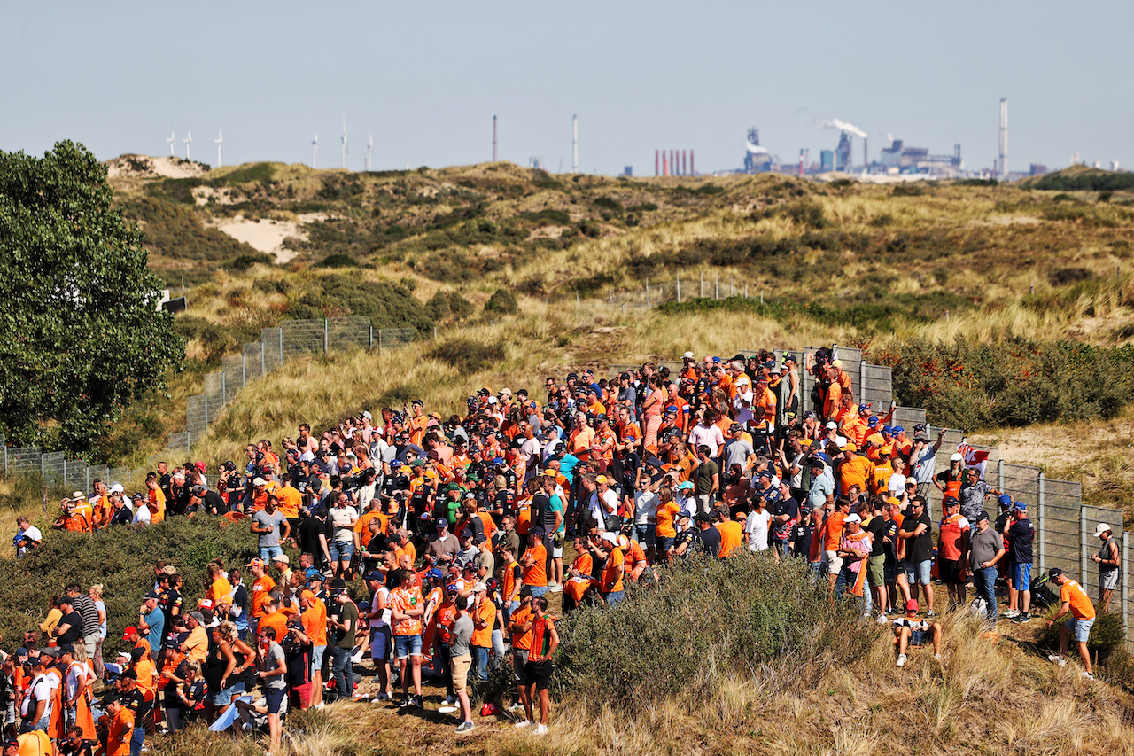 GP OLANDA, Circuit Atmosfera - fans in the dunes.
03.09.2022. Formula 1 World Championship, Rd 14, Dutch Grand Prix, Zandvoort, Netherlands, Qualifiche Day.
- www.xpbimages.com, EMail: requests@xpbimages.com © Copyright: Moy / XPB Images