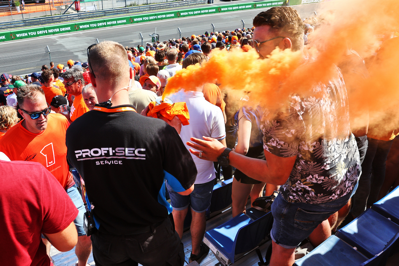GP OLANDA, Circuit Atmosfera - a fan has his flare confiscated in the grandstand.
03.09.2022. Formula 1 World Championship, Rd 14, Dutch Grand Prix, Zandvoort, Netherlands, Qualifiche Day.
- www.xpbimages.com, EMail: requests@xpbimages.com © Copyright: Miltenburg / XPB Images