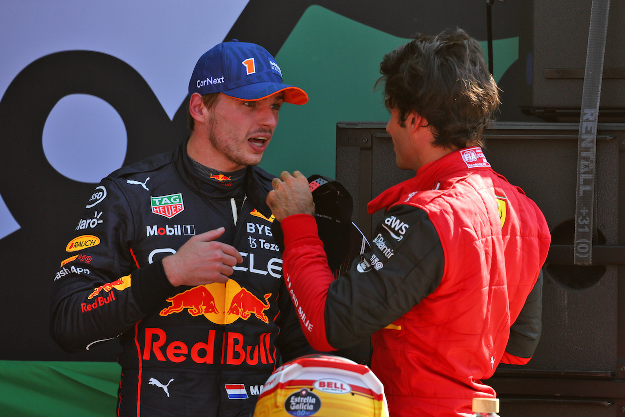 GP OLANDA, (L to R): pole sitter Max Verstappen (NLD) Red Bull Racing with Charles Leclerc (MON) Ferrari in qualifying parc ferme.
03.09.2022. Formula 1 World Championship, Rd 14, Dutch Grand Prix, Zandvoort, Netherlands, Qualifiche Day.
- www.xpbimages.com, EMail: requests@xpbimages.com © Copyright: Miltenburg / XPB Images