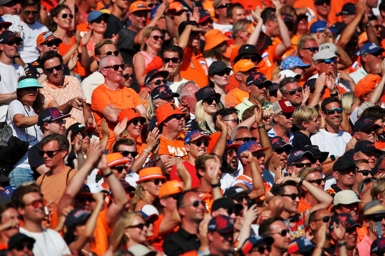 GP OLANDA, Circuit Atmosfera - fans in the grandstand.
03.09.2022. Formula 1 World Championship, Rd 14, Dutch Grand Prix, Zandvoort, Netherlands, Qualifiche Day.
 - www.xpbimages.com, EMail: requests@xpbimages.com © Copyright: Coates / XPB Images