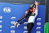 GP OLANDA, (L to R): Max Verstappen (NLD) Red Bull Racing celebrates his pole position in qualifying parc ferme with Rico Verhoeven (NLD) Kickboxer.
03.09.2022. Formula 1 World Championship, Rd 14, Dutch Grand Prix, Zandvoort, Netherlands, Qualifiche Day.
- www.xpbimages.com, EMail: requests@xpbimages.com © Copyright: Moy / XPB Images