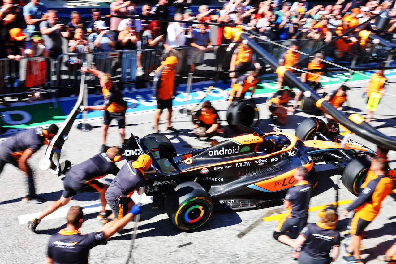GP OLANDA, McLaren practices a pit stop.
02.09.2022. Formula 1 World Championship, Rd 14, Dutch Grand Prix, Zandvoort, Netherlands, Practice Day.
- www.xpbimages.com, EMail: requests@xpbimages.com © Copyright: Miltenburg / XPB Images
