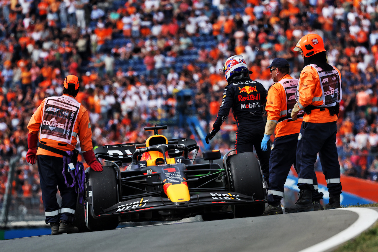 GP OLANDA, Max Verstappen (NLD) Red Bull Racing RB18 stopped in the first practice session.
02.09.2022. Formula 1 World Championship, Rd 14, Dutch Grand Prix, Zandvoort, Netherlands, Practice Day.
- www.xpbimages.com, EMail: requests@xpbimages.com © Copyright: Bearne / XPB Images