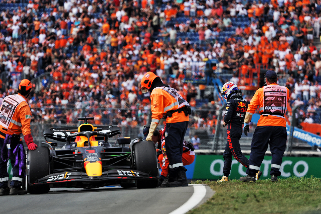 GP OLANDA, Max Verstappen (NLD) Red Bull Racing RB18 stopped in the first practice session.
02.09.2022. Formula 1 World Championship, Rd 14, Dutch Grand Prix, Zandvoort, Netherlands, Practice Day.
- www.xpbimages.com, EMail: requests@xpbimages.com © Copyright: Bearne / XPB Images