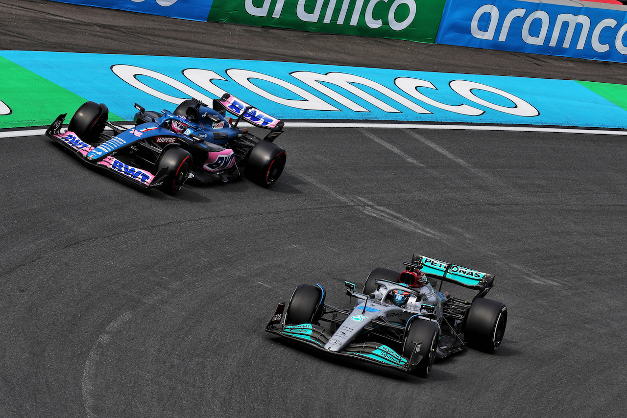 GP OLANDA, George Russell (GBR) Mercedes AMG F1 W13 e Fernando Alonso (ESP) Alpine F1 Team A522.
02.09.2022. Formula 1 World Championship, Rd 14, Dutch Grand Prix, Zandvoort, Netherlands, Practice Day.
 - www.xpbimages.com, EMail: requests@xpbimages.com © Copyright: Coates / XPB Images