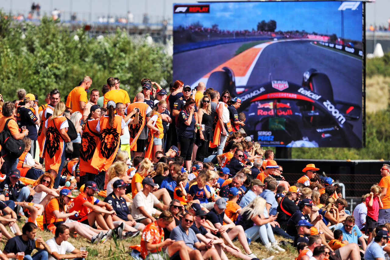 GP OLANDA, Circuit Atmosfera - fans.
02.09.2022. Formula 1 World Championship, Rd 14, Dutch Grand Prix, Zandvoort, Netherlands, Practice Day.
- www.xpbimages.com, EMail: requests@xpbimages.com © Copyright: Moy / XPB Images