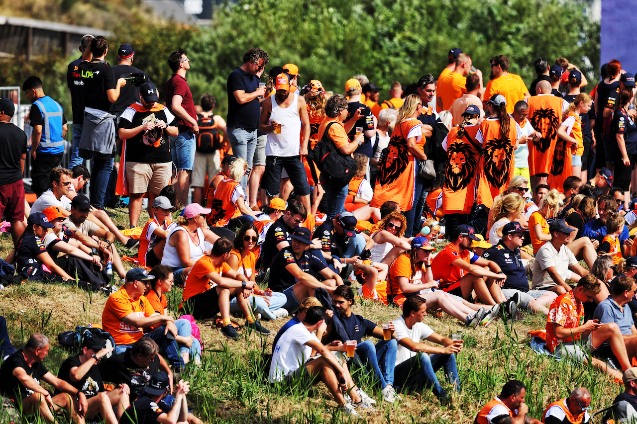 GP OLANDA, Circuit Atmosfera - fans.
02.09.2022. Formula 1 World Championship, Rd 14, Dutch Grand Prix, Zandvoort, Netherlands, Practice Day.
- www.xpbimages.com, EMail: requests@xpbimages.com © Copyright: Moy / XPB Images