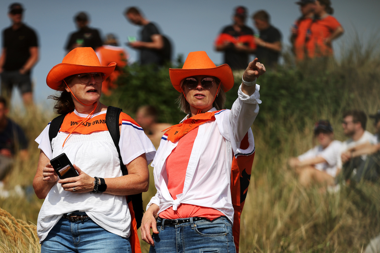 GP OLANDA, Circuit Atmosfera - fans in the dunes.
02.09.2022. Formula 1 World Championship, Rd 14, Dutch Grand Prix, Zandvoort, Netherlands, Practice Day.
- www.xpbimages.com, EMail: requests@xpbimages.com © Copyright: Bearne / XPB Images
