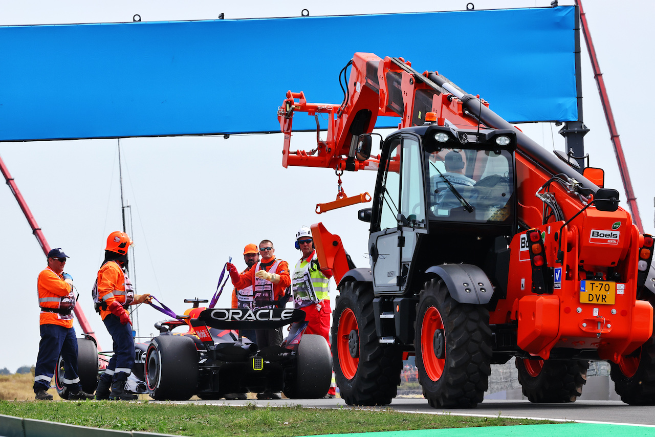 GP OLANDA, The Red Bull Racing RB18 of Max Verstappen (NLD) Red Bull Racing is recovered back to the pits on the back of a truck in the first practice session.
02.09.2022. Formula 1 World Championship, Rd 14, Dutch Grand Prix, Zandvoort, Netherlands, Practice Day.
- www.xpbimages.com, EMail: requests@xpbimages.com © Copyright: Miltenburg / XPB Images