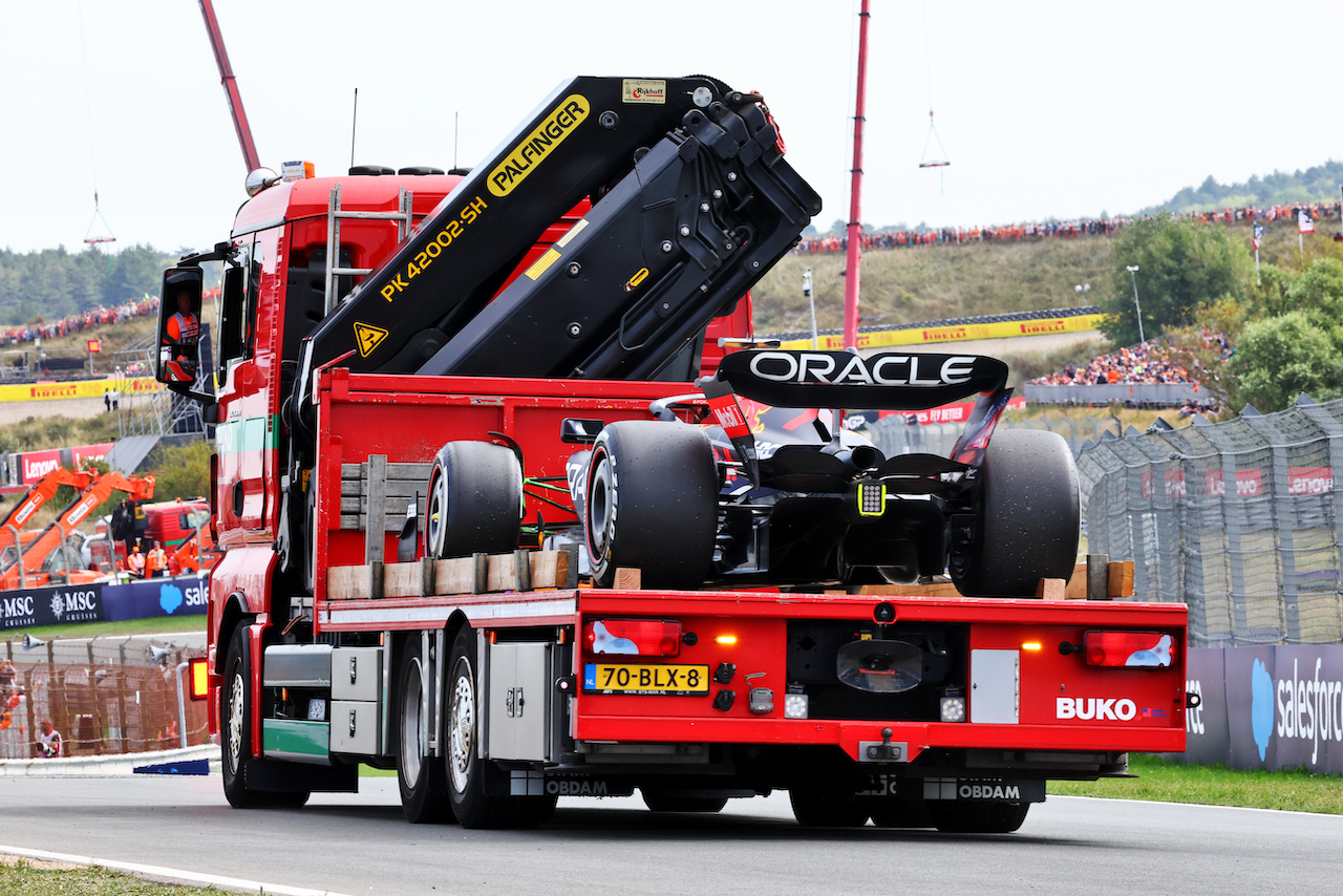 GP OLANDA, The Red Bull Racing RB18 of Max Verstappen (NLD) Red Bull Racing is recovered back to the pits on the back of a truck in the first practice session.
02.09.2022. Formula 1 World Championship, Rd 14, Dutch Grand Prix, Zandvoort, Netherlands, Practice Day.
- www.xpbimages.com, EMail: requests@xpbimages.com © Copyright: Miltenburg / XPB Images