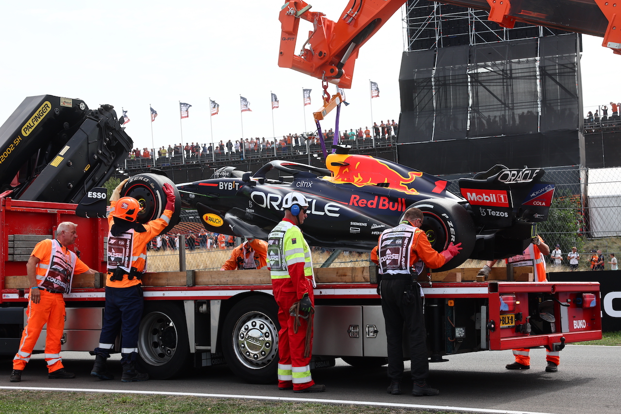 GP OLANDA, The Red Bull Racing RB18 of Max Verstappen (NLD) Red Bull Racing is recovered back to the pits on the back of a truck in the first practice session.
02.09.2022. Formula 1 World Championship, Rd 14, Dutch Grand Prix, Zandvoort, Netherlands, Practice Day.
- www.xpbimages.com, EMail: requests@xpbimages.com © Copyright: Miltenburg / XPB Images