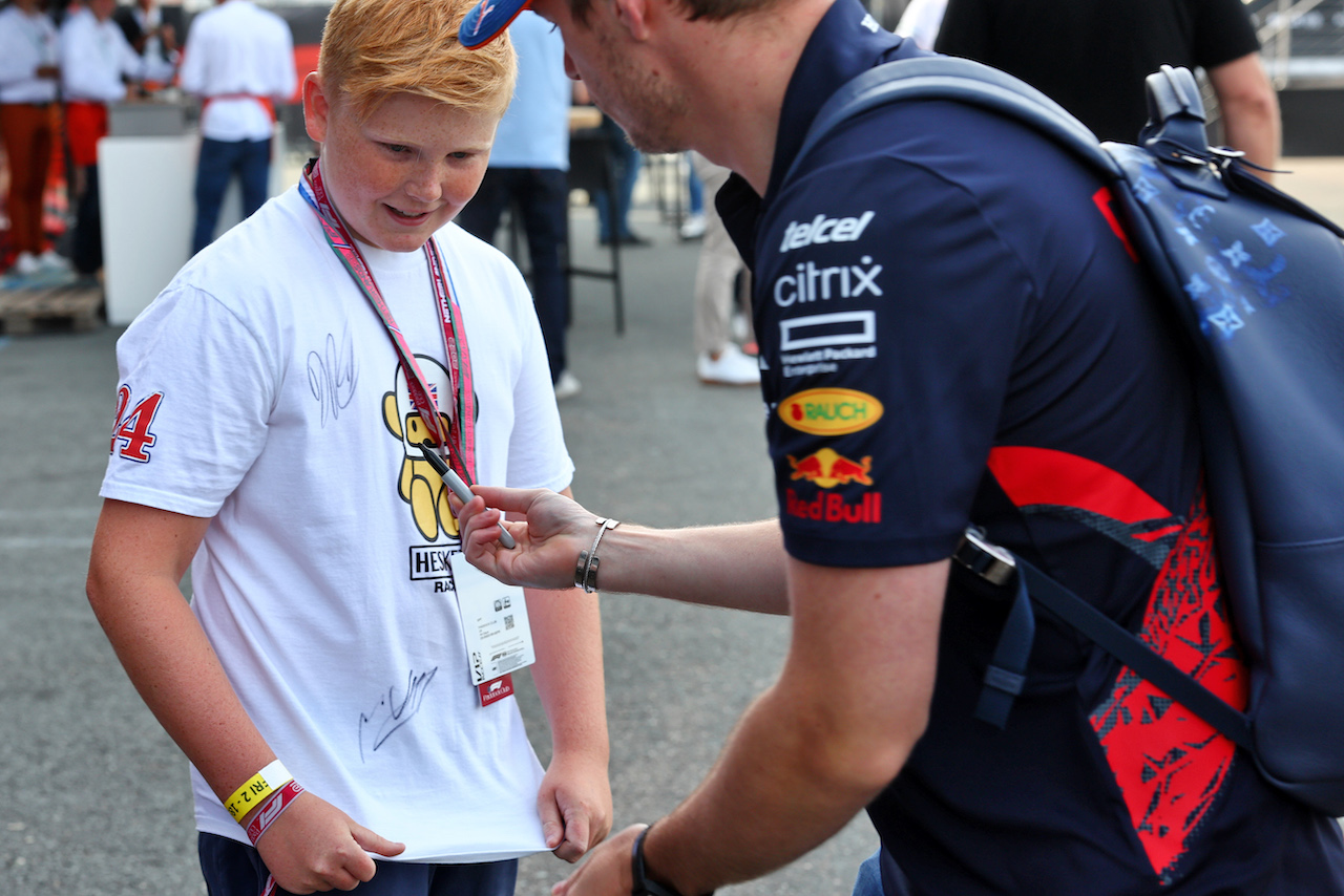 GP OLANDA, Max Verstappen (NLD) Red Bull Racing with a fan.
02.09.2022. Formula 1 World Championship, Rd 14, Dutch Grand Prix, Zandvoort, Netherlands, Practice Day.
- www.xpbimages.com, EMail: requests@xpbimages.com © Copyright: Miltenburg / XPB Images
