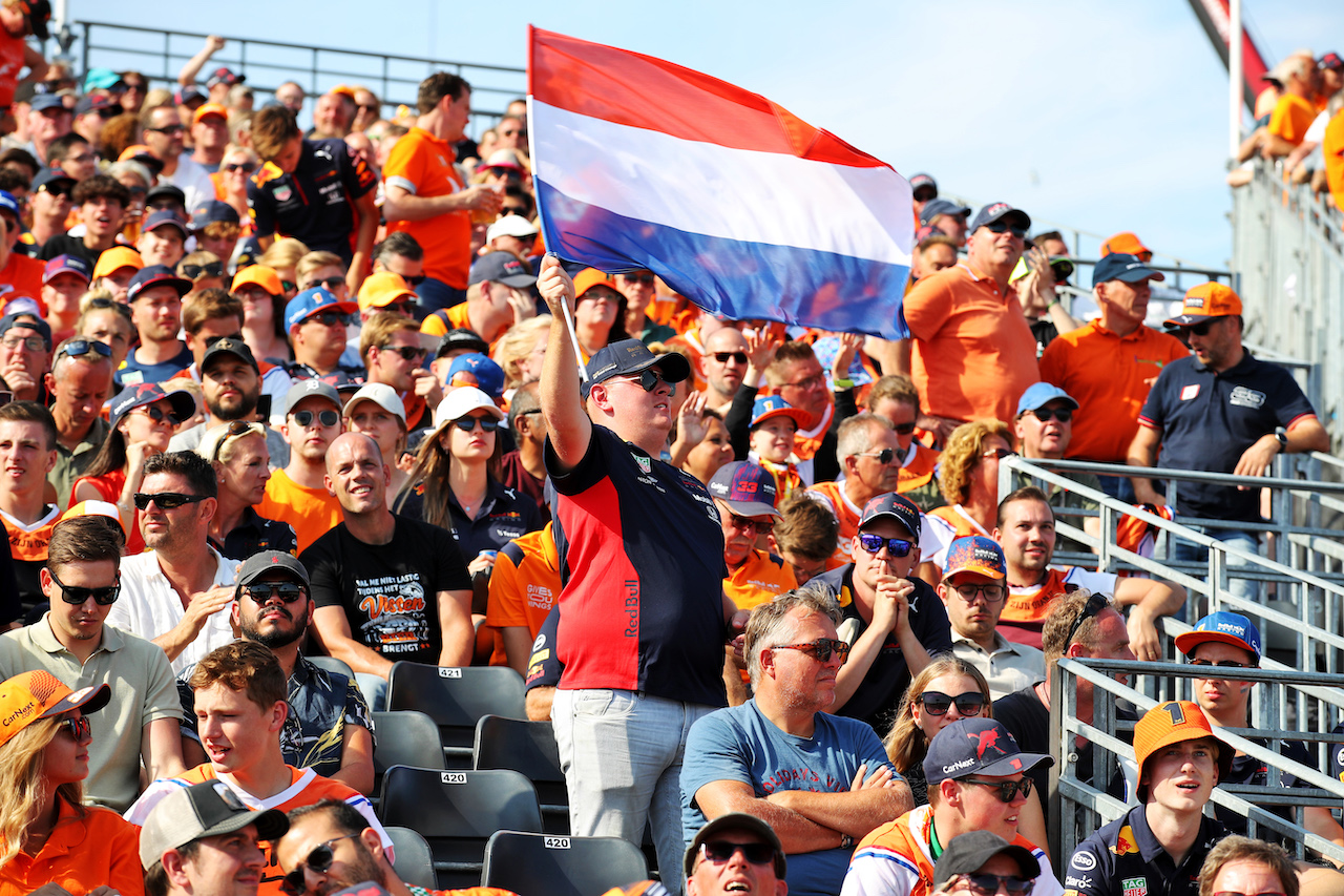 GP OLANDA, Circuit Atmosfera - fans in the grandstand.
02.09.2022. Formula 1 World Championship, Rd 14, Dutch Grand Prix, Zandvoort, Netherlands, Practice Day.
 - www.xpbimages.com, EMail: requests@xpbimages.com © Copyright: Coates / XPB Images