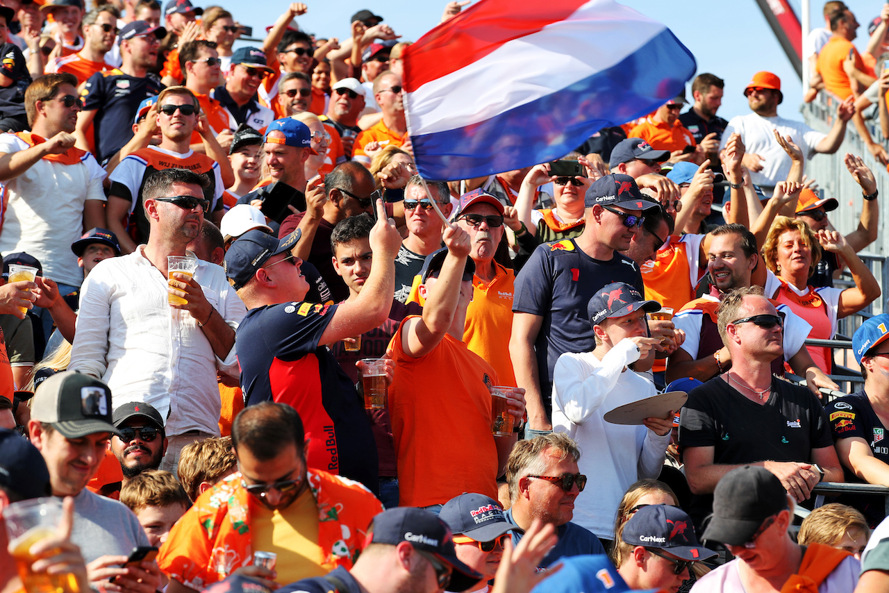 GP OLANDA, Circuit Atmosfera - fans in the grandstand.
02.09.2022. Formula 1 World Championship, Rd 14, Dutch Grand Prix, Zandvoort, Netherlands, Practice Day.
 - www.xpbimages.com, EMail: requests@xpbimages.com © Copyright: Coates / XPB Images