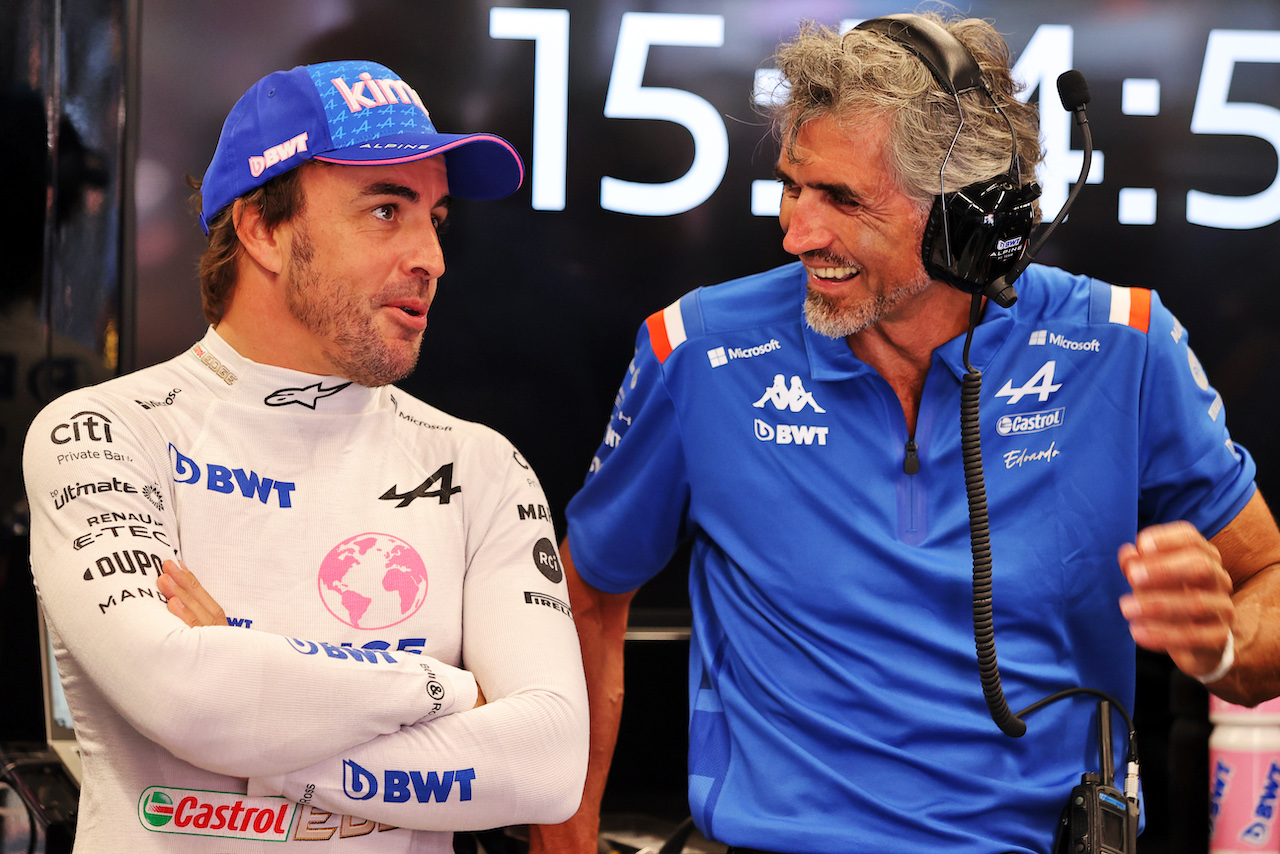 GP OLANDA, (L to R): Fernando Alonso (ESP) Alpine F1 Team with Edoardo Bendinelli (ITA) Alpine F1 Team Personal Trainer.
02.09.2022. Formula 1 World Championship, Rd 14, Dutch Grand Prix, Zandvoort, Netherlands, Practice Day.
- www.xpbimages.com, EMail: requests@xpbimages.com © Copyright: Moy / XPB Images