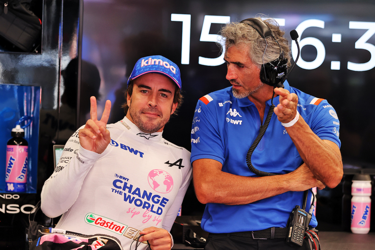 GP OLANDA, (L to R): Fernando Alonso (ESP) Alpine F1 Team with Edoardo Bendinelli (ITA) Alpine F1 Team Personal Trainer.
02.09.2022. Formula 1 World Championship, Rd 14, Dutch Grand Prix, Zandvoort, Netherlands, Practice Day.
- www.xpbimages.com, EMail: requests@xpbimages.com © Copyright: Moy / XPB Images