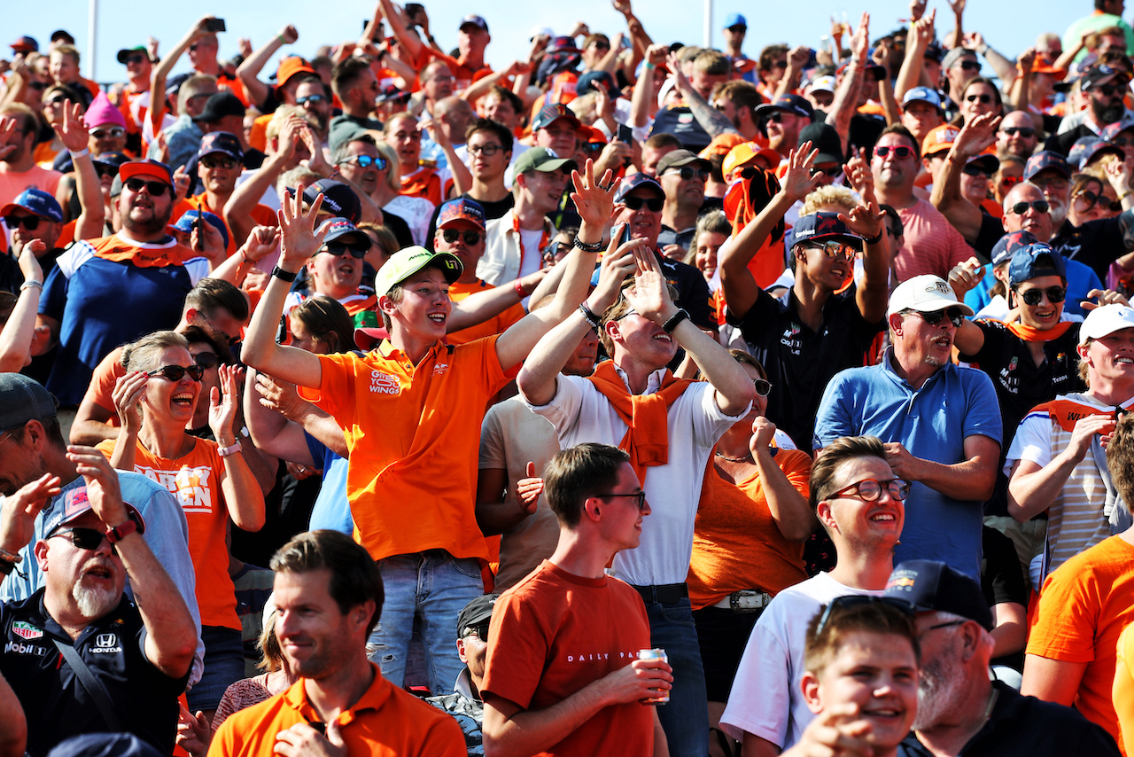 GP OLANDA, Circuit Atmosfera - fans in the grandstand.
02.09.2022. Formula 1 World Championship, Rd 14, Dutch Grand Prix, Zandvoort, Netherlands, Practice Day.
 - www.xpbimages.com, EMail: requests@xpbimages.com © Copyright: Coates / XPB Images