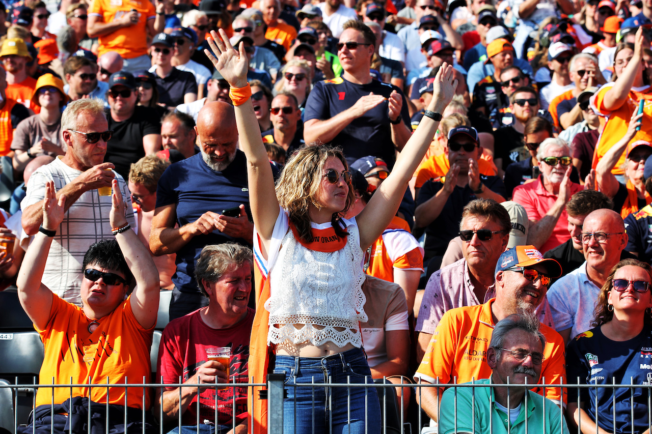 GP OLANDA, Circuit Atmosfera - fans in the grandstand.
02.09.2022. Formula 1 World Championship, Rd 14, Dutch Grand Prix, Zandvoort, Netherlands, Practice Day.
 - www.xpbimages.com, EMail: requests@xpbimages.com © Copyright: Coates / XPB Images