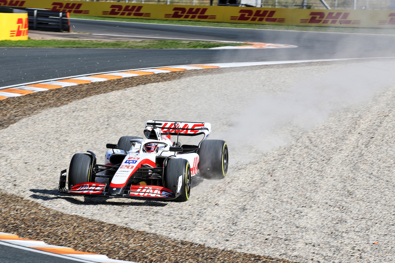 GP OLANDA, Kevin Magnussen (DEN) Haas VF-22 runs wide in the second practice session.
02.09.2022. Formula 1 World Championship, Rd 14, Dutch Grand Prix, Zandvoort, Netherlands, Practice Day.
 - www.xpbimages.com, EMail: requests@xpbimages.com © Copyright: Coates / XPB Images