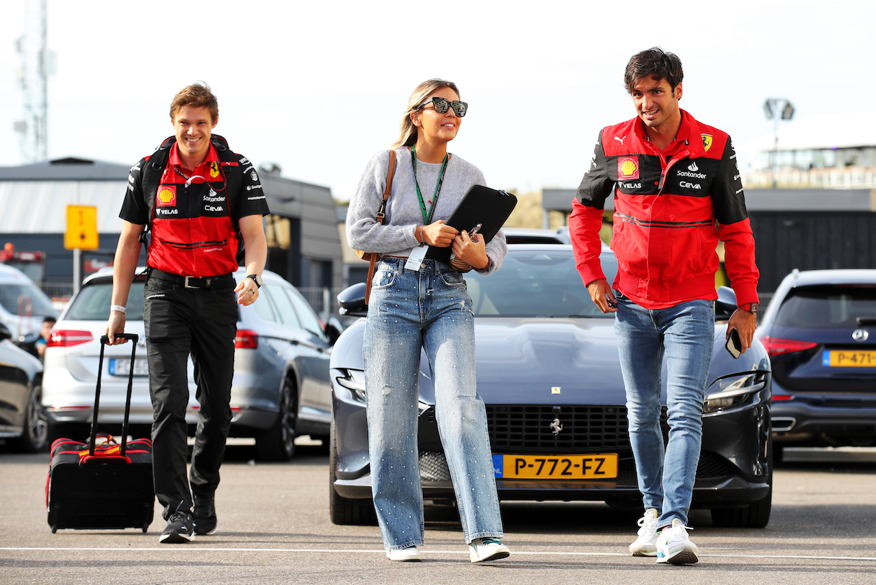 GP OLANDA, (L to R): Rupert Manwaring (GBR) Ferrari Performance Coach with Isabel Hernaez e her boyfriend Carlos Sainz Jr (ESP) Ferrari.
02.09.2022. Formula 1 World Championship, Rd 14, Dutch Grand Prix, Zandvoort, Netherlands, Practice Day.
 - www.xpbimages.com, EMail: requests@xpbimages.com © Copyright: Coates / XPB Images